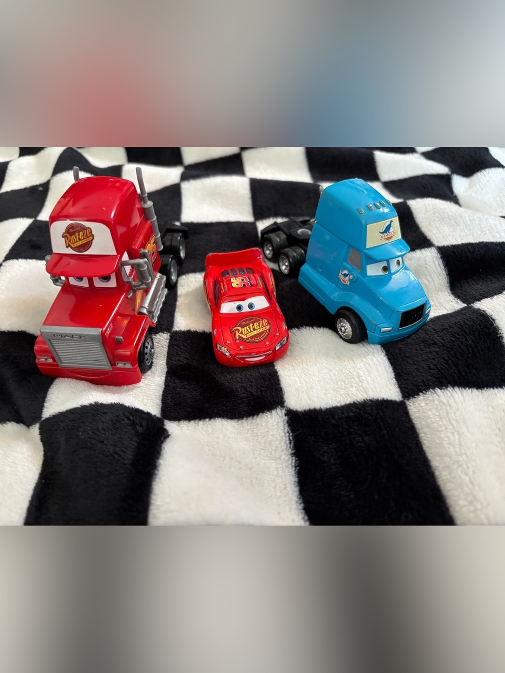 Disney Pixar lightening McQueen car and trucks